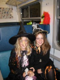 Halloween spooktrein rijdt door de polder